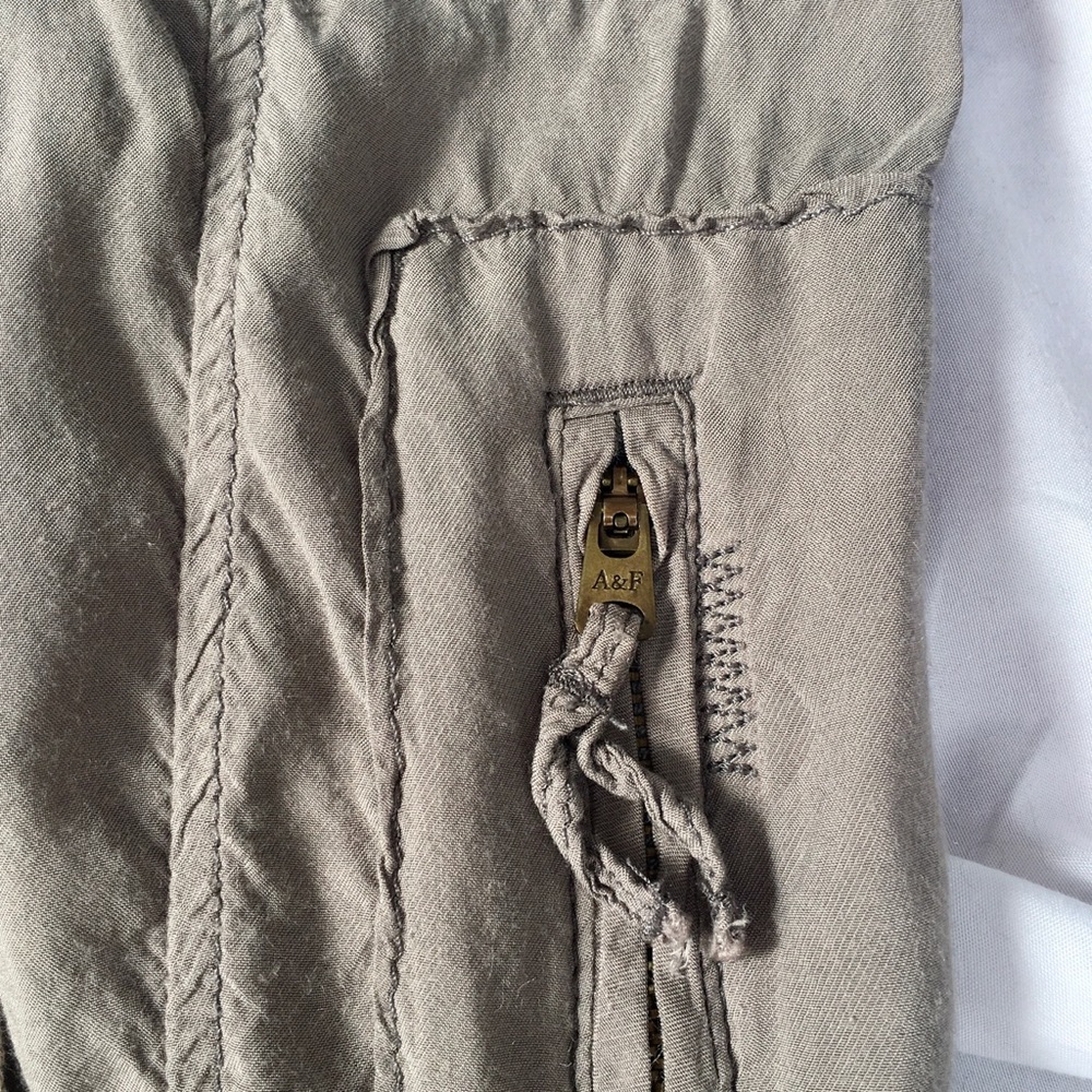 Abercrombie & Fitch Gray Crop Capri Cargo Pants - Picture 4 of 16